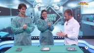Blanca Suárez y Manu Ríos demuestran su vocación médica: así operan... ¡una pechuga de pollo!