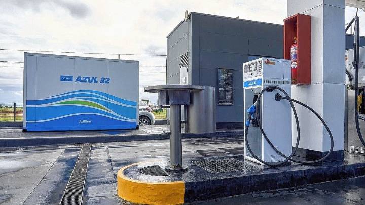Azul 32 ya se carga por surtidor en 80 estaciones de servicio YPF