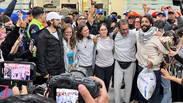 Arriban a CDMX los seis mexicanos detenidos en Israel; exigen ayuda para Gaza