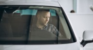 No son decoración: por qué no debes quitar los puntos negros del parabrisas de tu auto