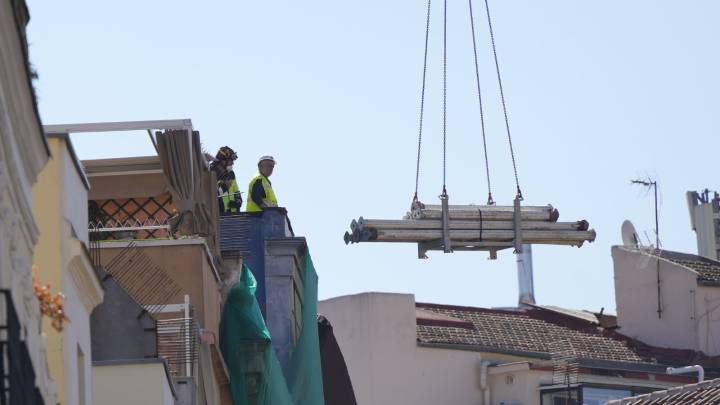 Building collapse in central Madrid leaves 3 construction workers injured, 4 more missing