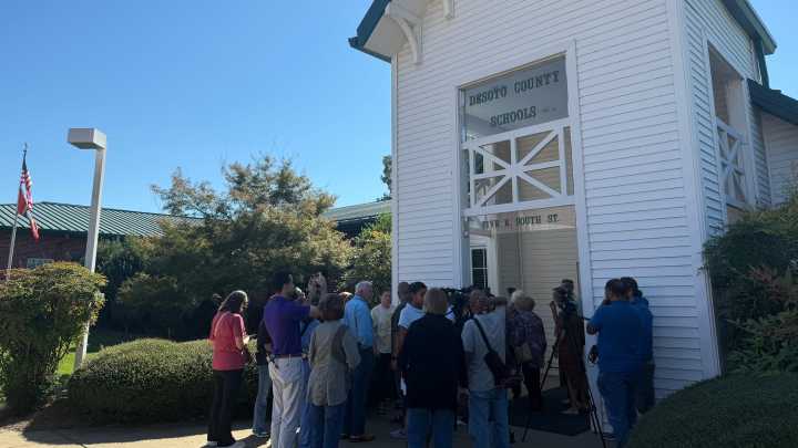 Crowd calls for resignation or removal of DeSoto school board member