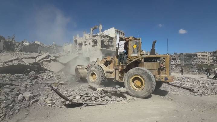 Inician retiro de escombros y abren calles en Gaza tras alto el fuego