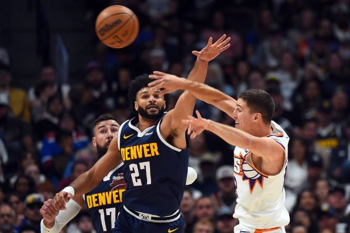 Deadspin | Nuggets spread scoring around, blow out Suns