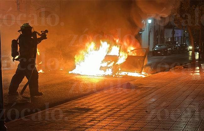 Se incendia por completo un vehículo en la Zona Centro; llamas alcanzan a un auto estacionado