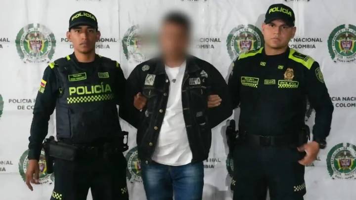 VIDEO | Hombre aparentó ser policía para robar usuarios en Transmilenio: cayó tras persecución