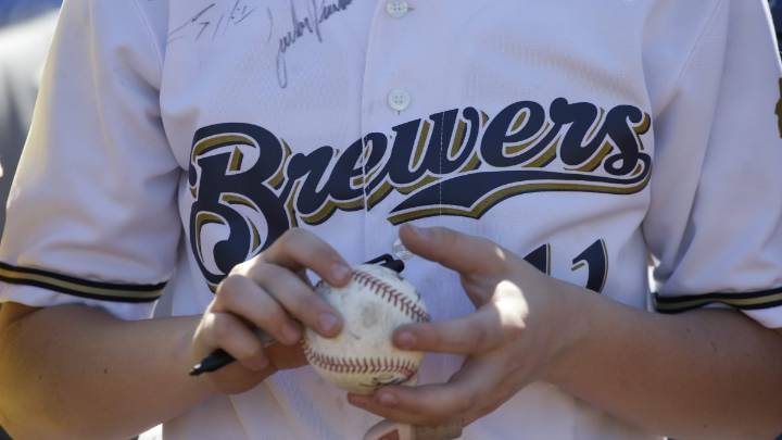 Aficionada de los Cerveceros de Milwaukee perdió su trabajo por amenazas de ICE a fanático latino de los Dodgers (Video)