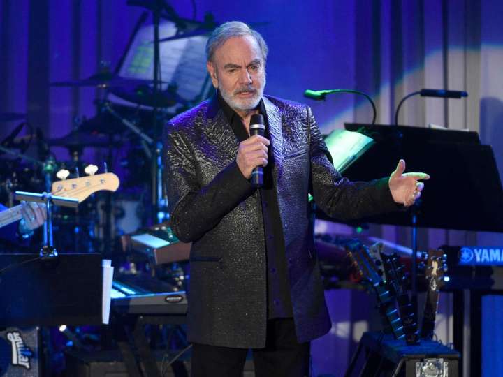 Ailing singing legend gives surprise performance of beloved hit