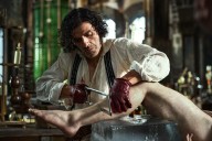 Un equipo de artesanos da vida al «Frankenstein» de Guillermo del Toro