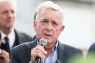 “Lo necesitamos”, “justicia divina” y “la verdad se impuso”: reacciones a la absolución de Uribe