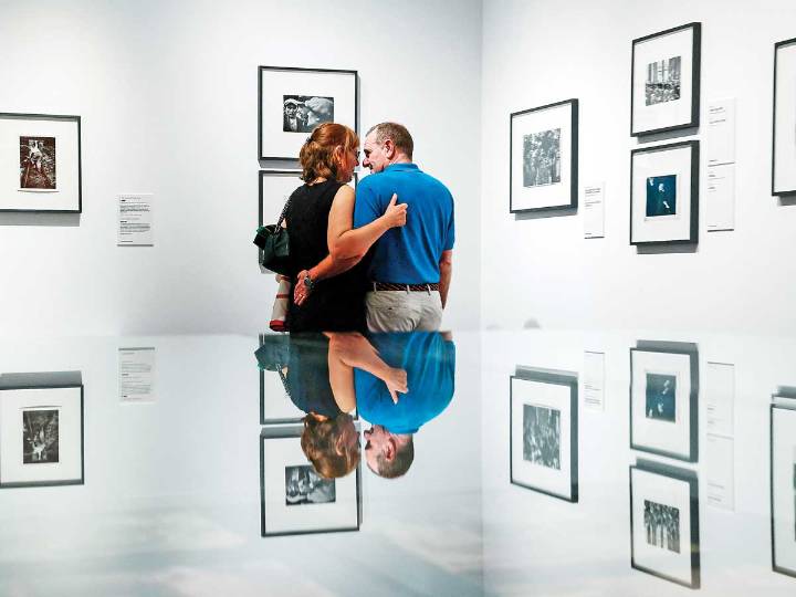 Exhiben retrospectiva fotográfica de Robert Capa