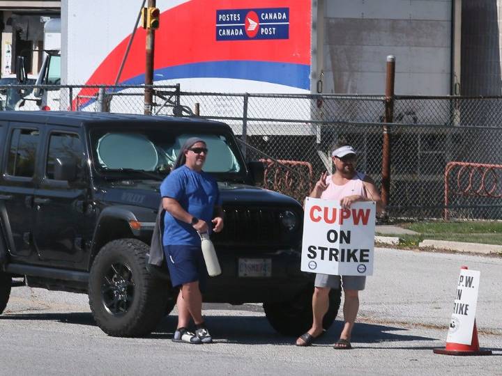 Canada Post union switching countrywide strikes to rotation