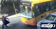 Pasajera con crisis de nervios en el colectivo: la Policía cortó el tránsito para llevarla al hospital