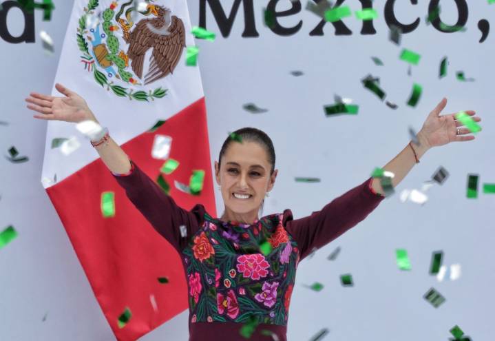 Día de fiesta para los cuatroteístas que acudieron al Zócalo a arropar a Sheinbaum