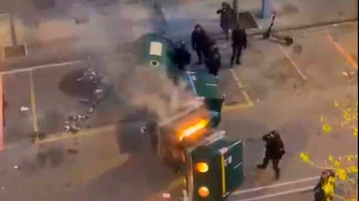 VÍDEO | Incidentes violentos en Pamplona con abertzales radicales y barricadas por el acto de Vito Quiles