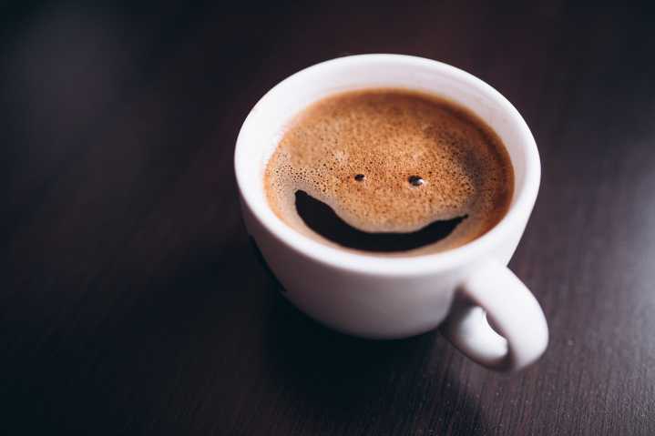 ¿Cuáles son los beneficios para la salud de tomar café por las mañanas?
