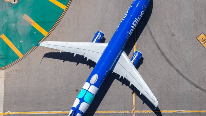 ¿Qué pasó en avión que salió de México y por qué tuvo que aterrizar de emergencia en Florida?