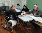 En sillas de ruedas fue a votar "No es solo una obligación es un acto de compromiso y amor por la democracia"