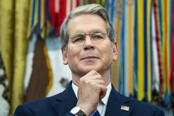 China le respondió a Scott Bessent: advirtió intenciones de "confrontación e intervencionismo" en el acuerdo con Argentina