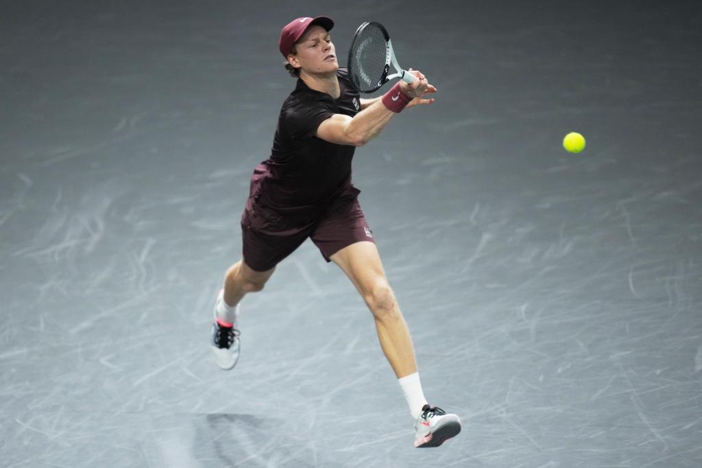 La reconquista de Jannik Sinner por el número 1 comienza con victoria ante Zizou Bergs en París