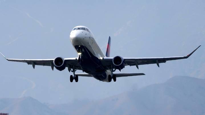 Burbank airport without air traffic controllers for hours Monday