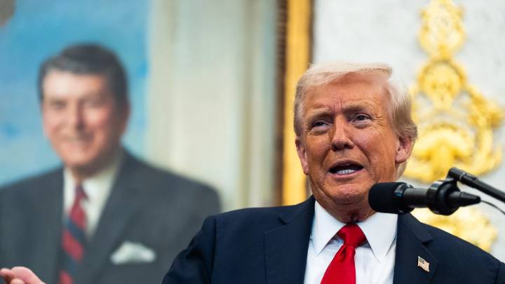 'King Trump' responde a los manifestantes con un vídeo en el que se pone una corona y les lanza "barro"