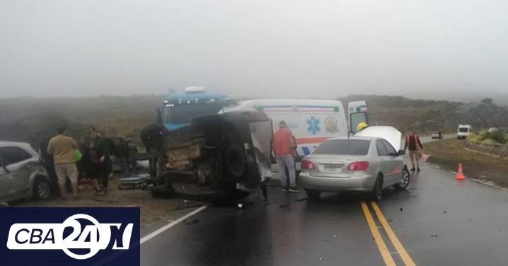 Triple choque en Altas Cumbres bajo neblina y asfalto mojado: una mujer herida