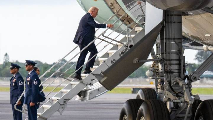 Trump aborda el Air Force One por escaleras laterales tras refuerzo de seguridad en Palm Beach