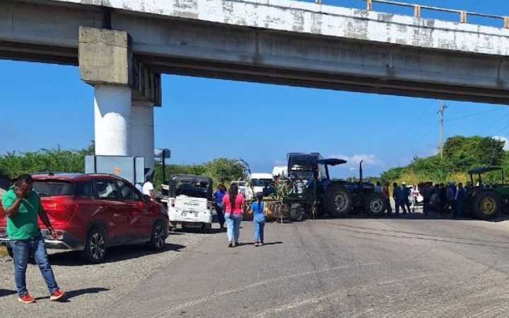 Productores de Oaxaca bloquean carretera por precio injusto de maíz y sorgo