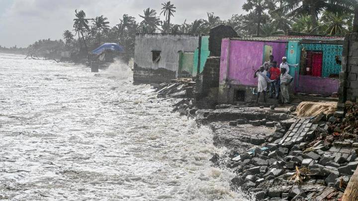 Cyclone Montha storms Andhra Pradesh leaving 1 dead, heavy rain causes landslides in Odisha