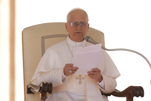 El papa insta a las agencias de noticias a ser un baluarte contra mentiras, manipulación y posverdad
