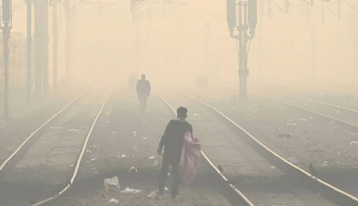 Delhi Wakes Up To Toxic Air on Diwali Morning; Overall AQI ‘Very Poor’