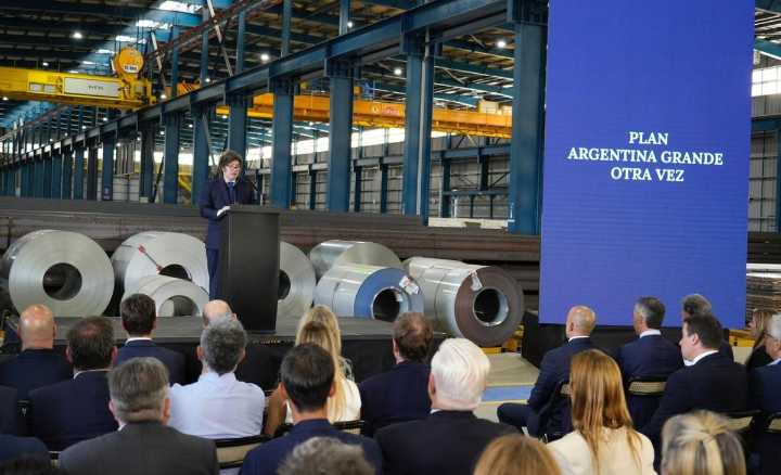 Milei anunció ante empresarios una reforma tributaria y laboral
