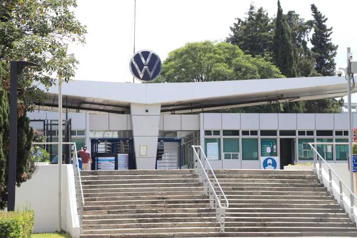 Grupo VW tiene un déficit de 11 mmde para operar en 2026; inicia recortes de inversiones y de personal en el mundo