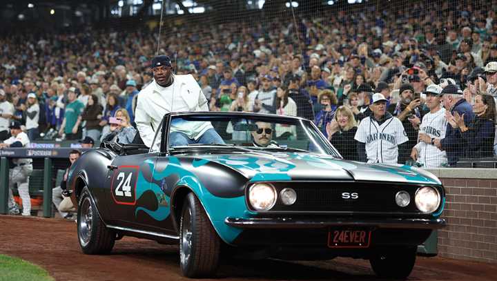 Griffey makes wild entrance for Seattle Mariners' Game 5