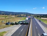 Campesinos de Tlaxcala mantienen bloqueo en carretera
