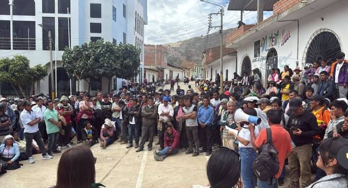 Pobladores de cinco centros poblados toman local municipal de Churubamba