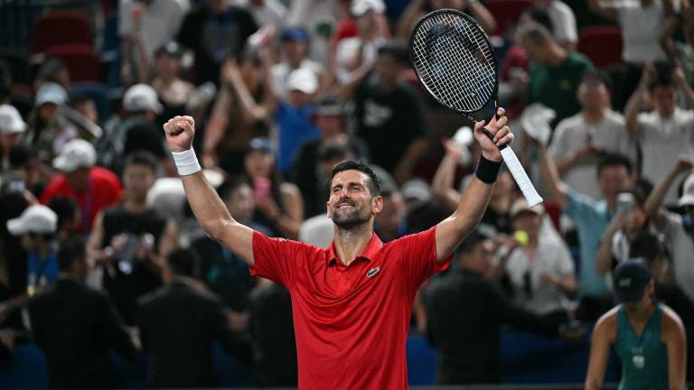 Djokovic subsiste a Munar y a la adversidad de camino a cuartos de final en Shanghái