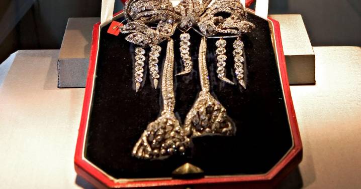 Louvre thieves will struggle to sell stolen jewels, master jeweler says: "The whole world knows about this robbery"