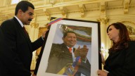 Las nuevas relaciones carnales: la Argentina, el país que pasó de rendirse ante Chávez a abrazar a Trump