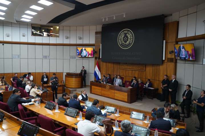 El Senado de Paraguay rinde homenaje a María Corina Machado por su Nobel de la Paz y resalta su liderazgo en pro de la democracia.