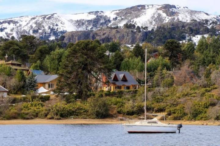 Entregaron placas de habilitación a alojamientos de Villa Pehuenia