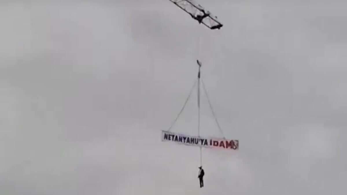 Watch: Turkish protesters hang Netanyahu effigy with ‘death penalty’ sign