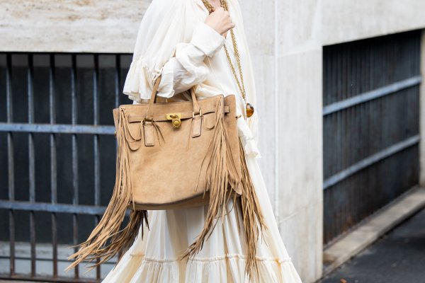 El bolso con flecos: el aliado perfecto de las chicas boho esta temporada