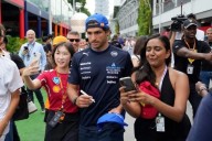 Lamenta Sainz que pongan más a las novias en la transmisión