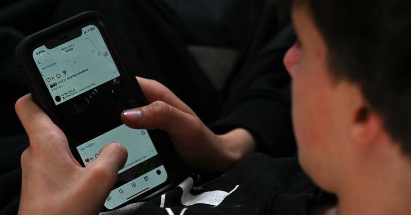 Minister to meet social media bosses as ban looms