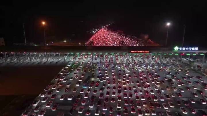 El impactante vídeo de la mayor estación de peaje de China colapsada por el tráfico: miles de vehículos y 36 carriles abiertos