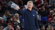 Warriors’ Steve Kerr doppelganger în full Bulls uniform distracts coach during Clippers game