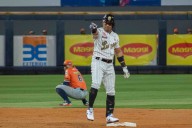 Wilfredo Tovar sigue arrollando a sus rivales y se da la mano con 2 leyendas del beisbol