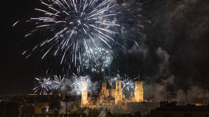 Miles de zaragozanos dicen "adiós" a sus Fiestas del Pilar con los fuegos artificiales